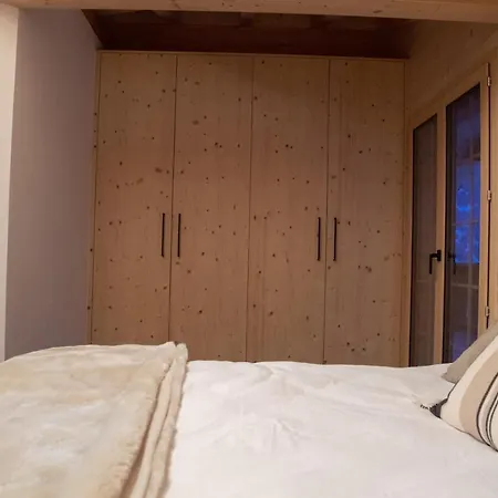 Mit Kino Und Jacuzzi In B. Gstaad 木屋
