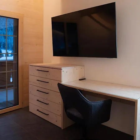 Mit Kino Und Jacuzzi In B. Gstaad 木屋 *