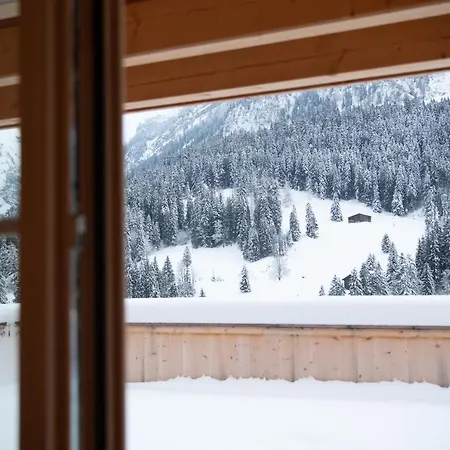 Mit Kino Und Jacuzzi In B. Gstaad 木屋 Gsteig