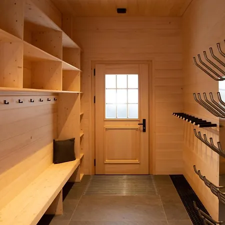 Chalet Mit Kino Und Jacuzzi In B. Gstaad